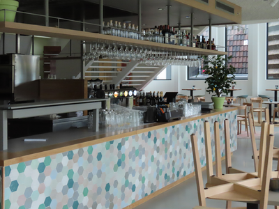 848926 Afbeelding van de bar van het nieuwe restaurant Noda, op de 2e verdieping van Bibliotheek Neude (Neude 11) te ...